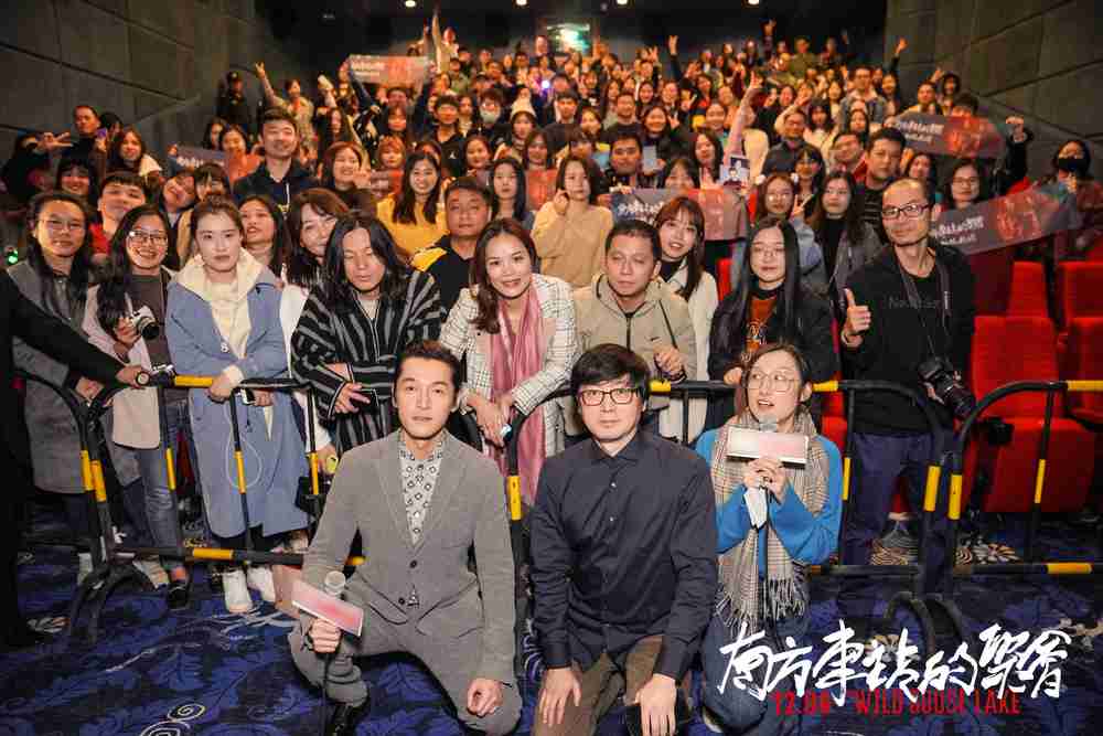 导演刁亦男、、、、胡歌与观众合影 导演刁亦男、、、、胡歌与观众合影